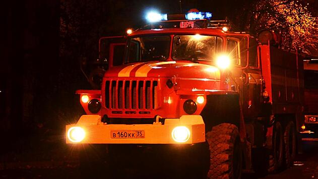 Два человека спаслись из огня, охватившего частный дом в Вологде