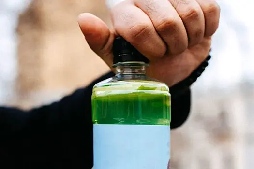 Липкий след после ценника: три способа удалить его с пластика и стекла