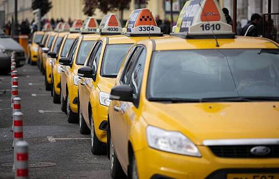 Таксисты требуют Uber и «Яндекс» признать их сотрудниками