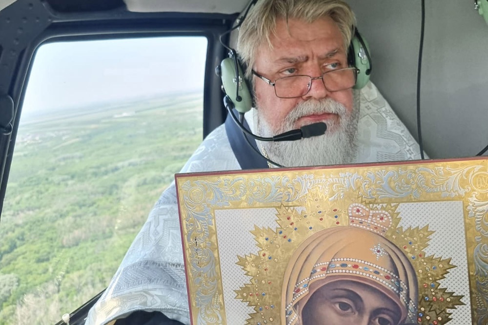 Оренбург облетели на вертолете с иконой Табынской Божией Матери