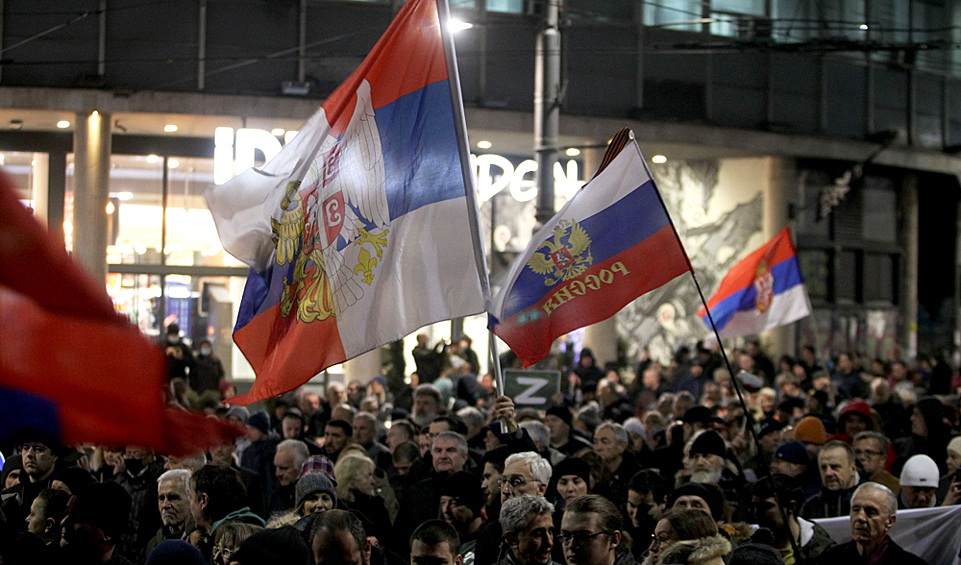 Участники народного митинга в поддержку России в Белграде