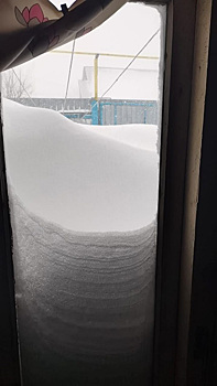 Жители Сахалина роют снежные тоннели, чтобы выбраться из дома