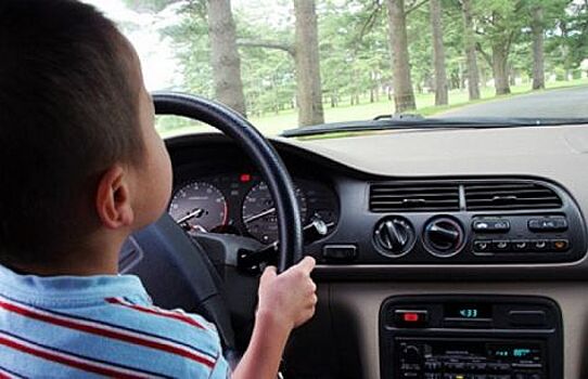 Эксперты предложили ввести уголовную ответственность для водителей без прав и родителей, сажающих детей за руль