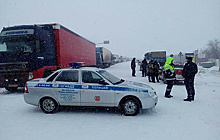 Около 25 грузовиков оказались в снежном заторе под Волгоградом на саратовской трассе