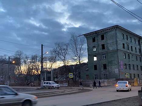 Фото дня: аварийный дом на улице Самочкина сносят