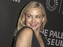 45-летняя Кейт Хадсон похвасталась стройным телом в белом купальнике