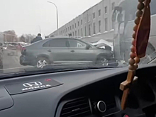 Легковушка столкнулась с автобусом на оживленном кемеровском перекрестке