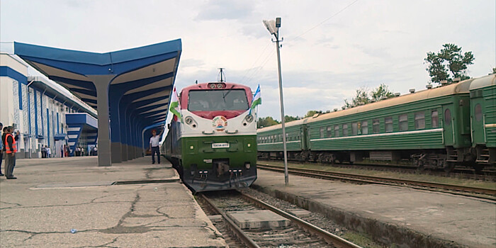 Праздник на перроне: как провожали первый за 30 лет поезд из Душанбе в Ташкент