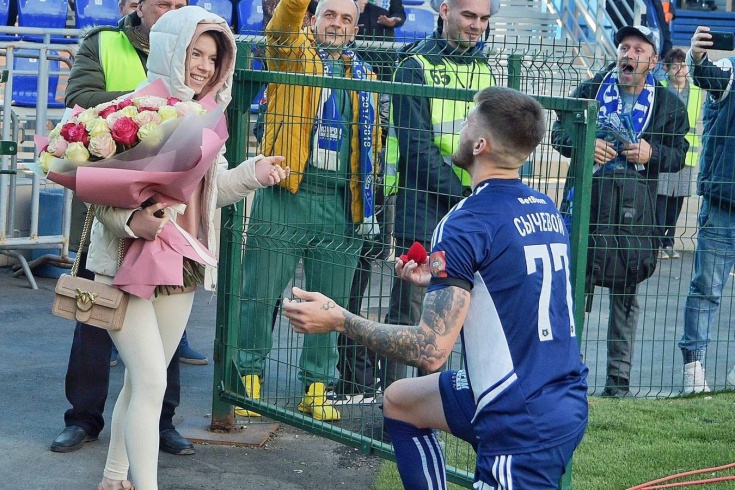 Российский футболист сделал предложение девушке после забитого гола