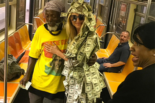 Модель Playboy появилась в метро в платье из денег