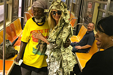 Модель Playboy появилась в метро в платье из денег