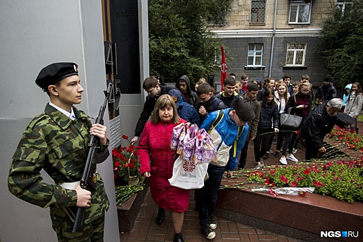 Сотня новосибирцев пришла почтить память участников битвы, воспетой в известной песне