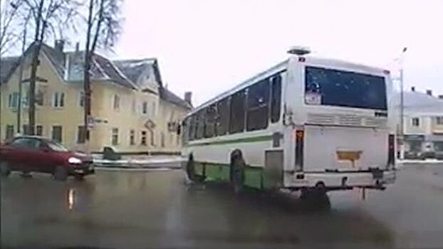 Видео: пассажирский автобус чуть не протаранил авто, пытаясь обогнать поток под Тулой