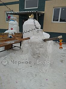 Житель Магнитогорска слепил из снега быка и Деда Мороза