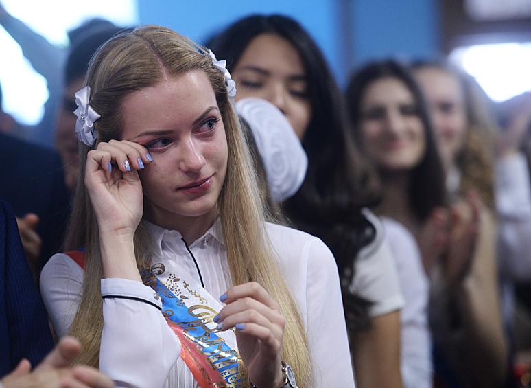 Школьники на празднике "Последний звонок" в школе №2095 в Москве