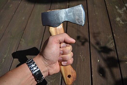 Водитель в Подмосковье напал с топором на таксиста