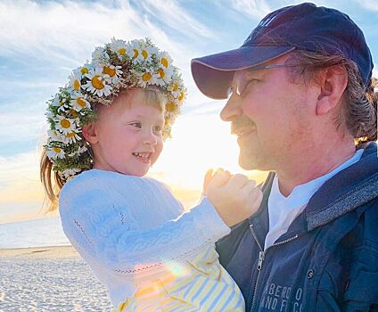 4-летняя дочь Игоря Николаева устроила себе спа-процедуры