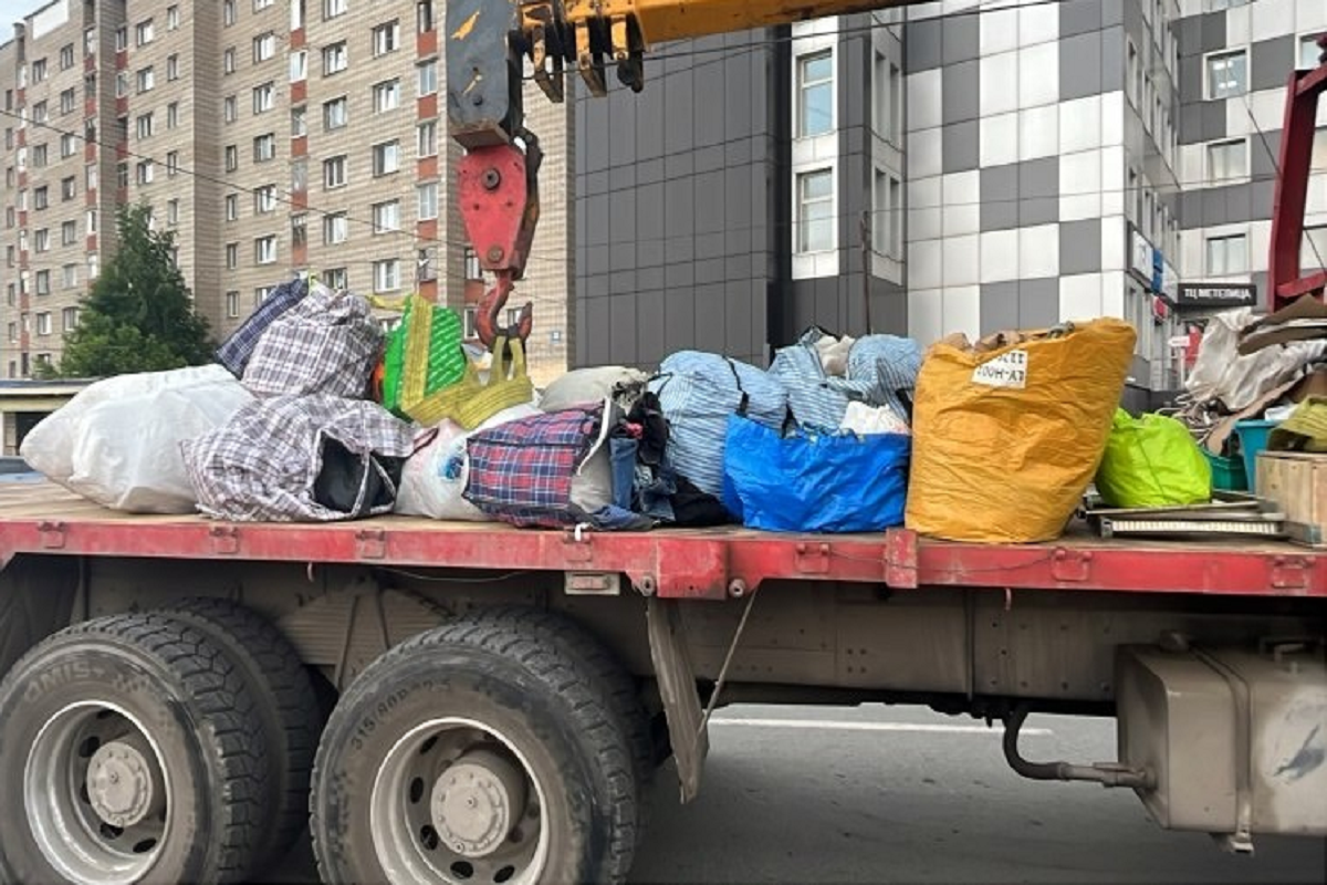 В Новосибирске у продавцов изъяли 80 сумок бывшей в употреблении одежды