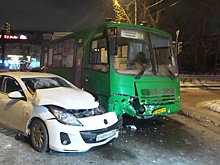 На Сибирском тракте легковушка протаранила автобус с пассажирами
