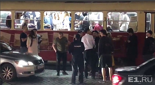 Во время «Ночи музыки» парень вынес окно в экскурсионном трамвае и пытался сбежать от полиции