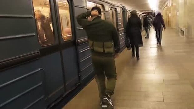 Пассажир метро сделал сальто перед проезжающим поездом