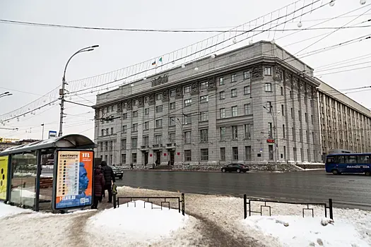 В Новосибирске улицу возле мэрии сузили на 4 метра из-за ремонта теплотрассы