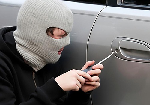 Неизвестные взломали автомобиль из-за перфоратора