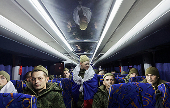 Освобожденные из украинского плена военные вернулись в Россию