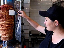 Кулинарная рулетка: Роспотребнадзор проверил московских продавцов шаурмы