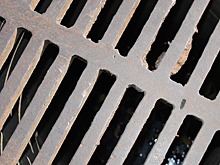 Нечистоты из канализации растеклись по окрестностям «Авангарда» во Владивостоке