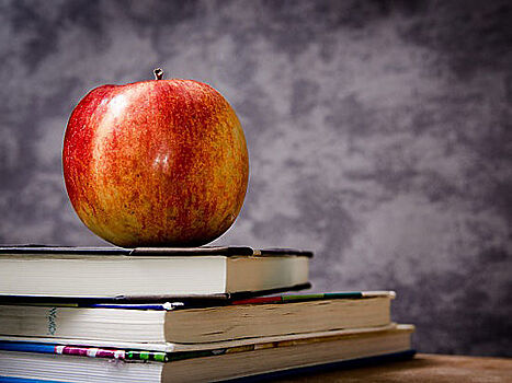 Учительница, уволенная за секс с учеником, просит вернуть любовные подарки