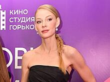 «Боже, как красиво!»: 38-летняя Ходченкова в лифе и на шпильках устроила пикантные танцы на пилоне