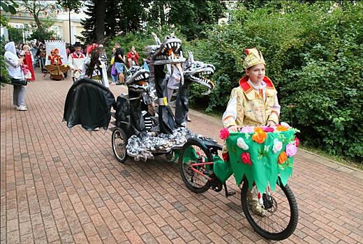 Змей Горыныч и Кощей Бессмертный взяли главный приз на параде колясок в Калуге