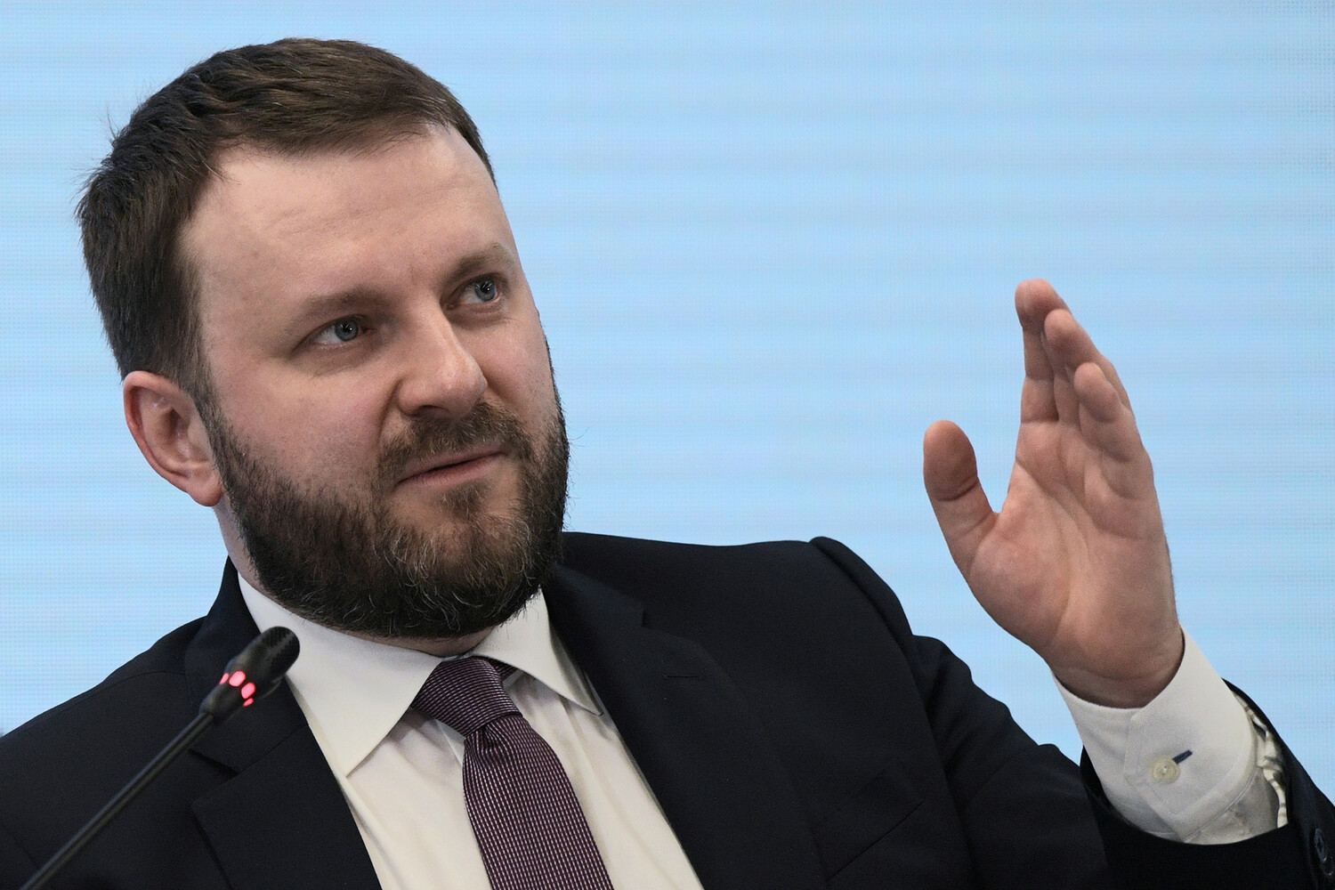 В правительстве объяснили резкое снижение популярности ИИ в России летом