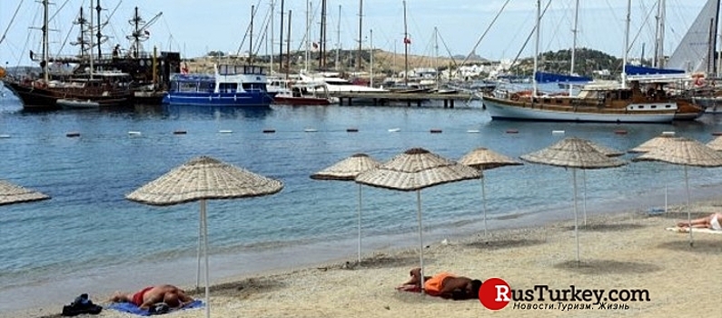 В туристическом Бодруме запретили пластиковые шезлонги