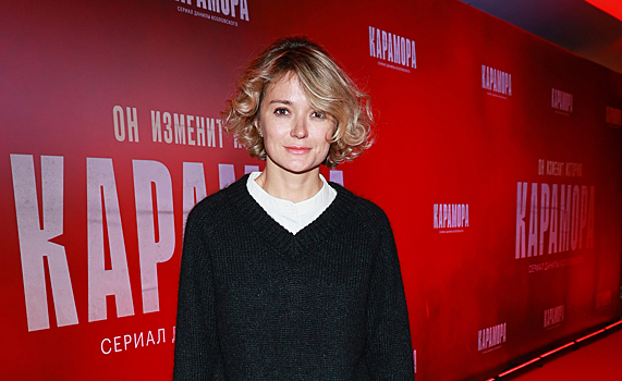 Совсем как школьница: Надежда Михалкова в строгом образе пришла на премьеру сериала