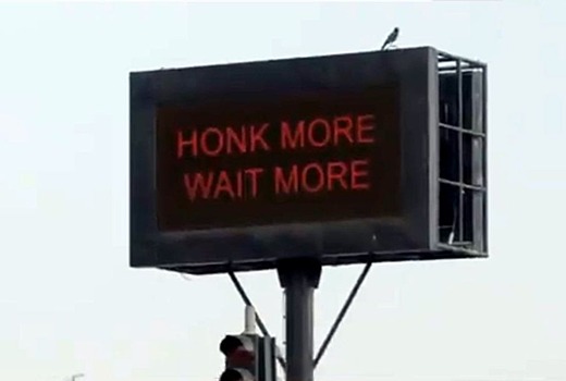 Светофоры в Мумбаи научились «наказывать» сигналящих водителей