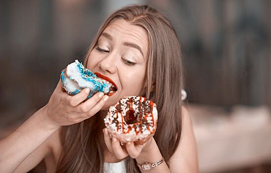 Реклама и не только: названы причины, по которым нас тянет к сладкому после ужина
