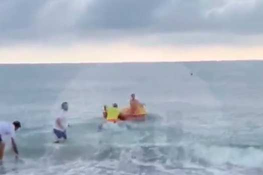 В Сочи спасатели устроили погоню за пловцом, потерпели фиаско и попали на видео
