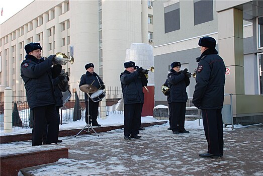 Оркестр нижегородской полиции в преддверии 8 Марта дал концерт на улице