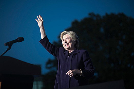 Хиллари Клинтон предложили брюки с лампасами от Reebok