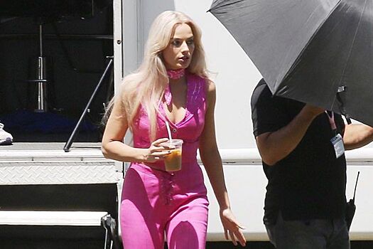 Фото: Робби в розовом наряде со съемок фильма «Барби»
