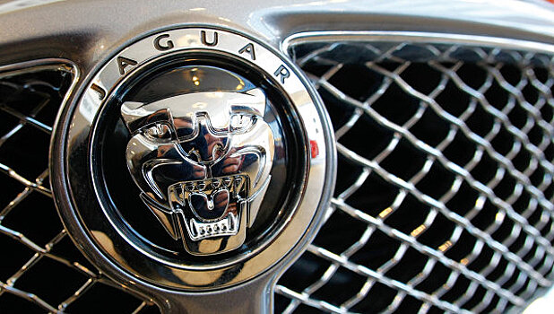 Женщина не пожалела свой Jaguar, чтобы отомстить маршрутке