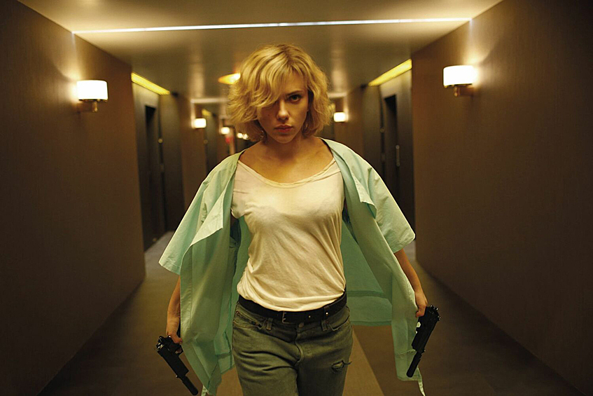 Опасные женщины всегда вызывали у мужчин особенные эмоции. Так и ее героиня в фильме "Люси" из простой блондинки превращается в смертоносное оружие.