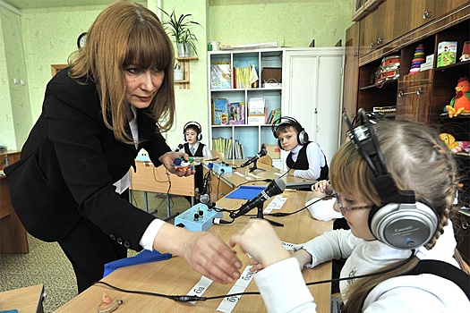 Как помогают детям с тяжелым нарушением слуха