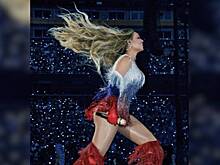 Бейонсе выступила на концерте в цветах российского триколора