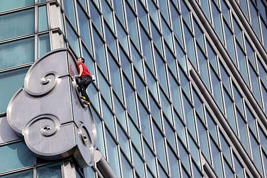 Альпинист Хоннольд покорил 500-метровый небоскреб Тайбэй 101 без страховки