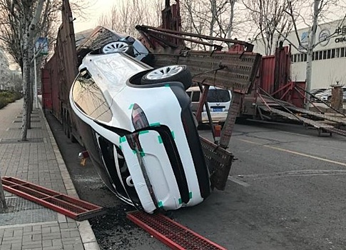 Китайский автовоз развалился под тяжестью новеньких Tesla Model X