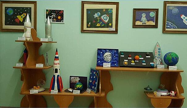 Детско-родительская «космическая» выставка открылась в школе на Стандартной