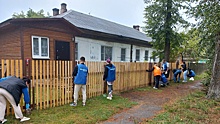 Волонтеры из Вологды помогли восстановить забор у дома участника СВО